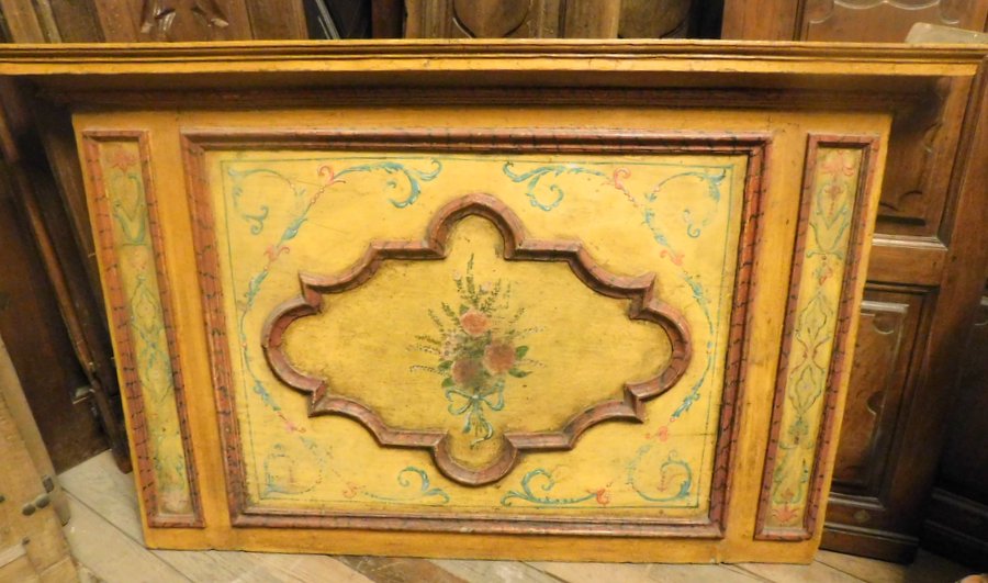 pan233 - un sopraporta in legno laccato, cm l 150 x h 96 x p. 12