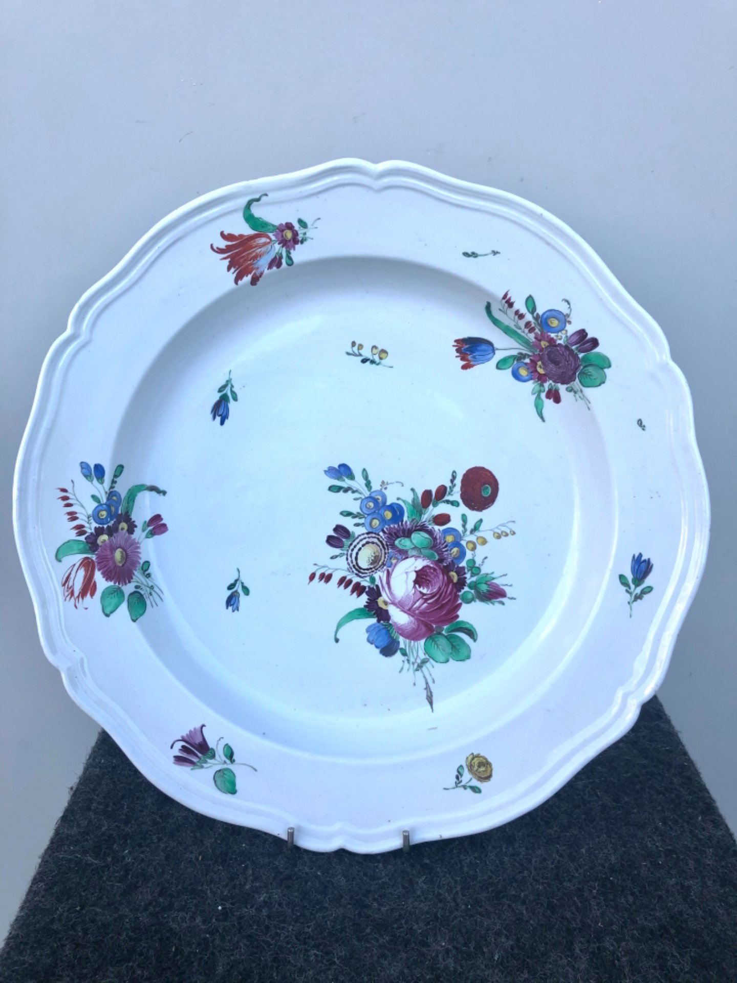 Porzellanteller mit Rosendekor. Doccia-Ginori Manufaktur.