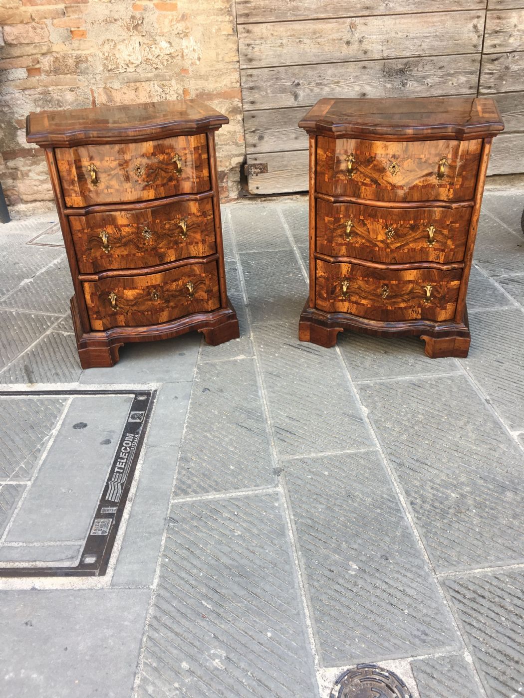 Wunderschönes Paar bewegter Nachttische aus Nussbaumholz und Nussbaumwurzelholz. Veneto, 18. Jahrhundert