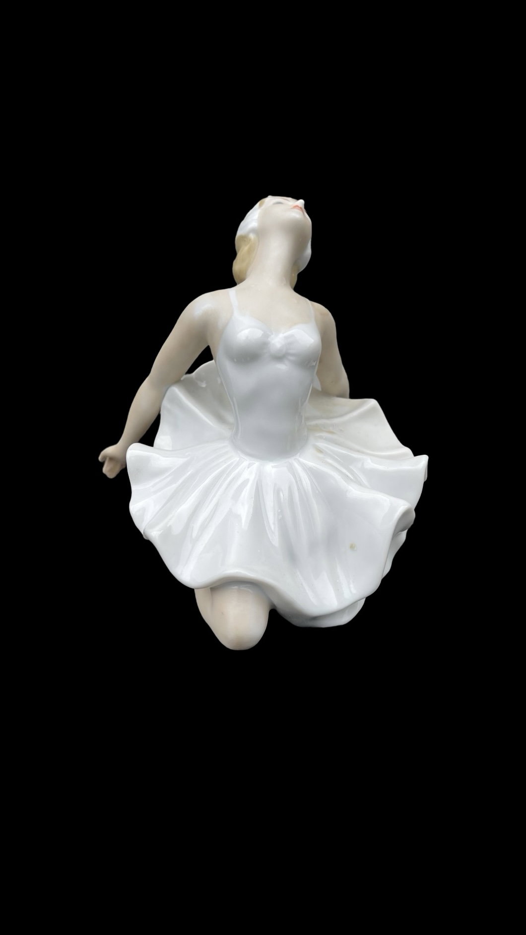 Estatueta de porcelana representando uma bailarina. Fabricação Maruyama. Japão.