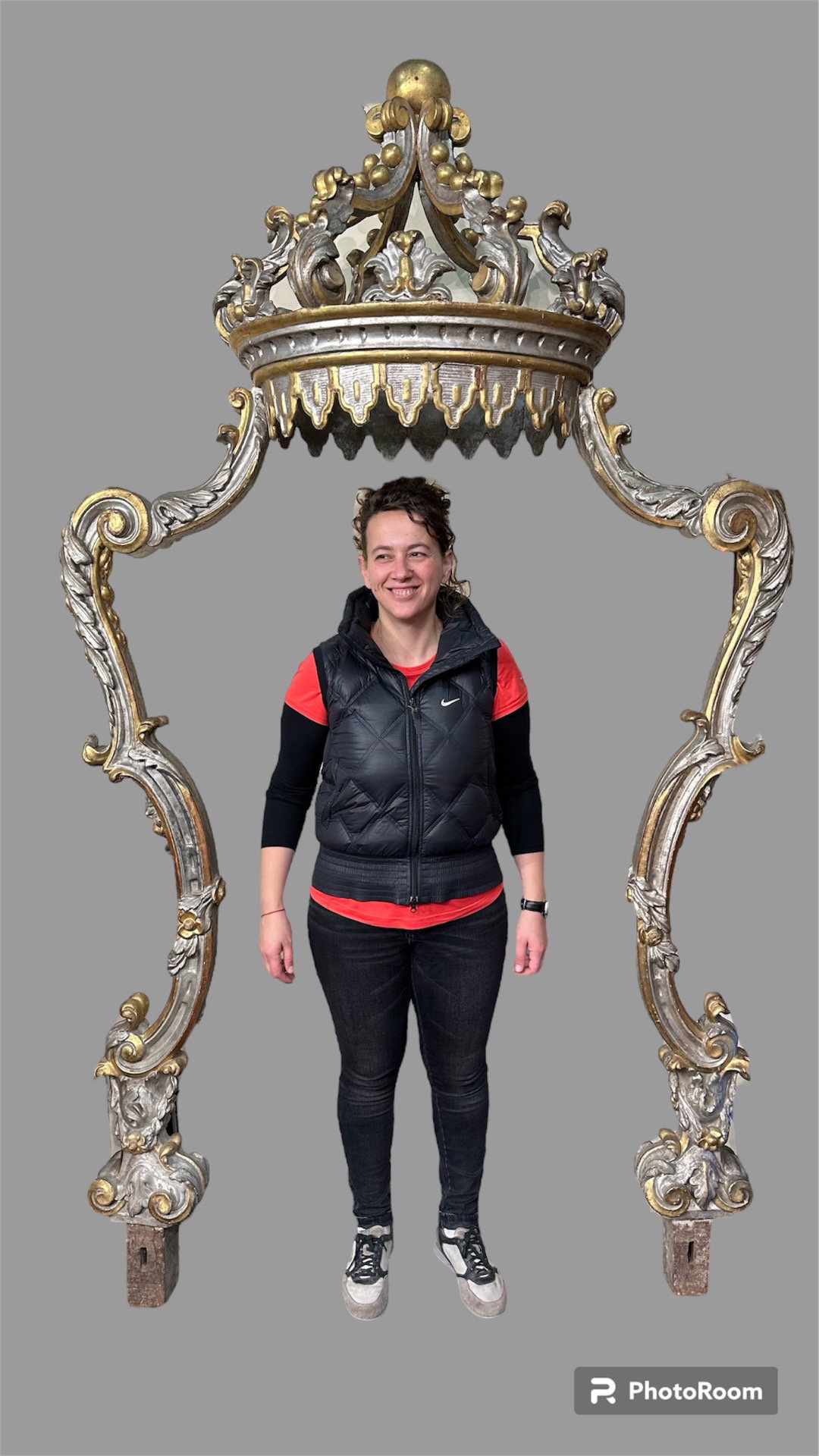 Exceptionnel Baldaquin d'exposition eucharistique, Tronetto avec couronne en bois sculpté avec montants, doré et argenté - XVIIIe siècle.