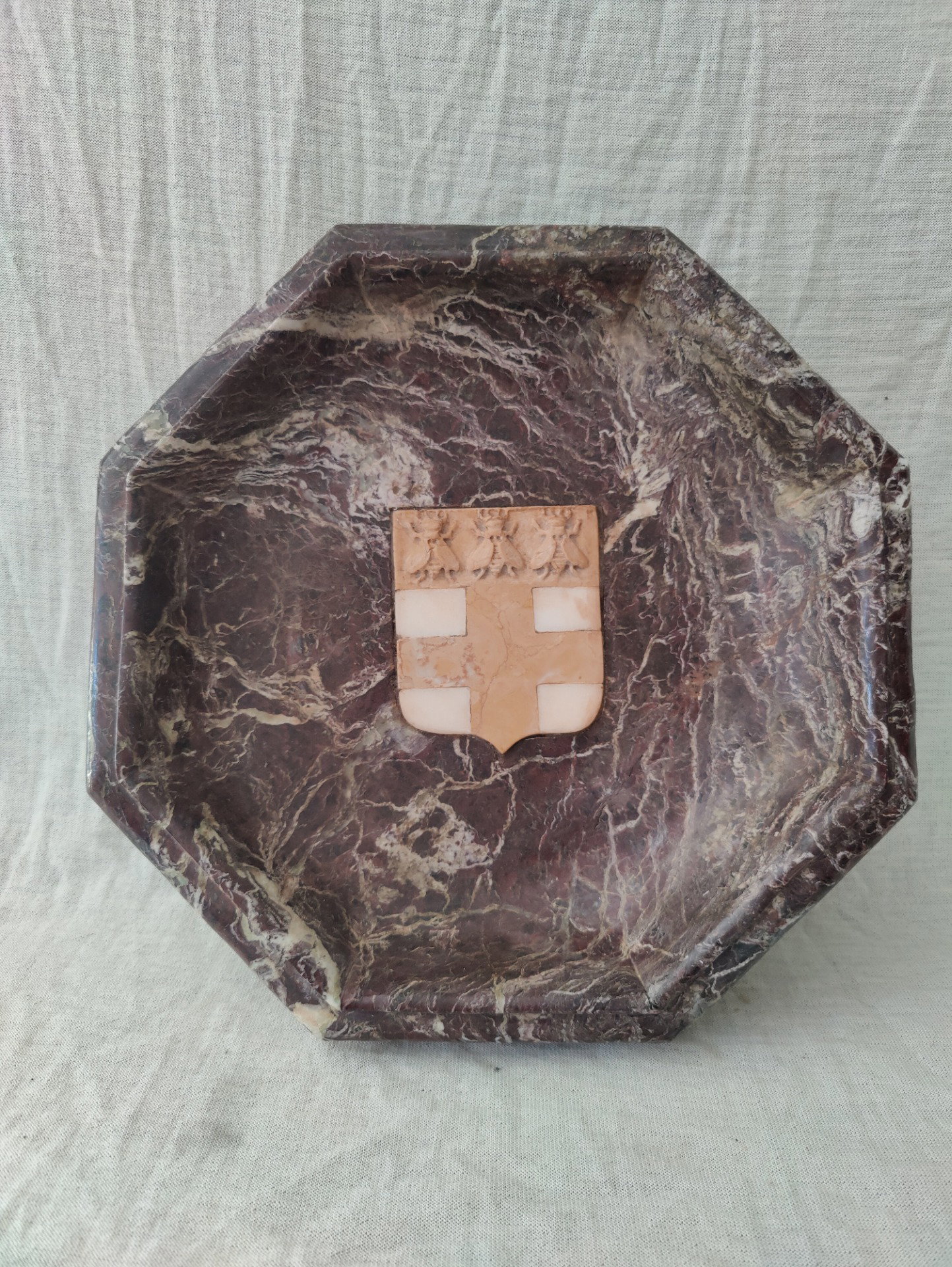 Magnifica acquasantiera ottagonale Genovese in marmo rosso Levanto - Genova - 37 x 37 cm