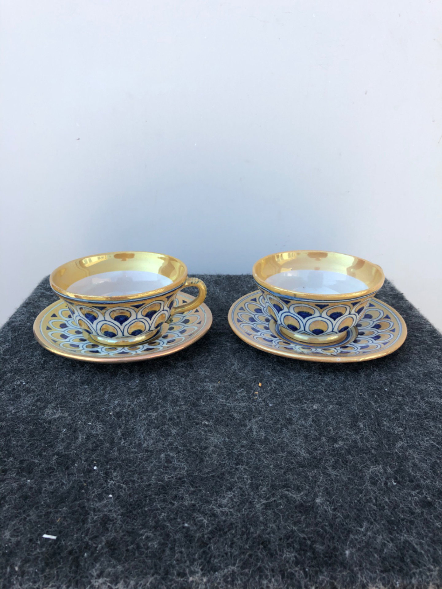 Paire de tasses en faïence lustrée avec décor en plume de paon. Manufacture Cantagalli, Florence.