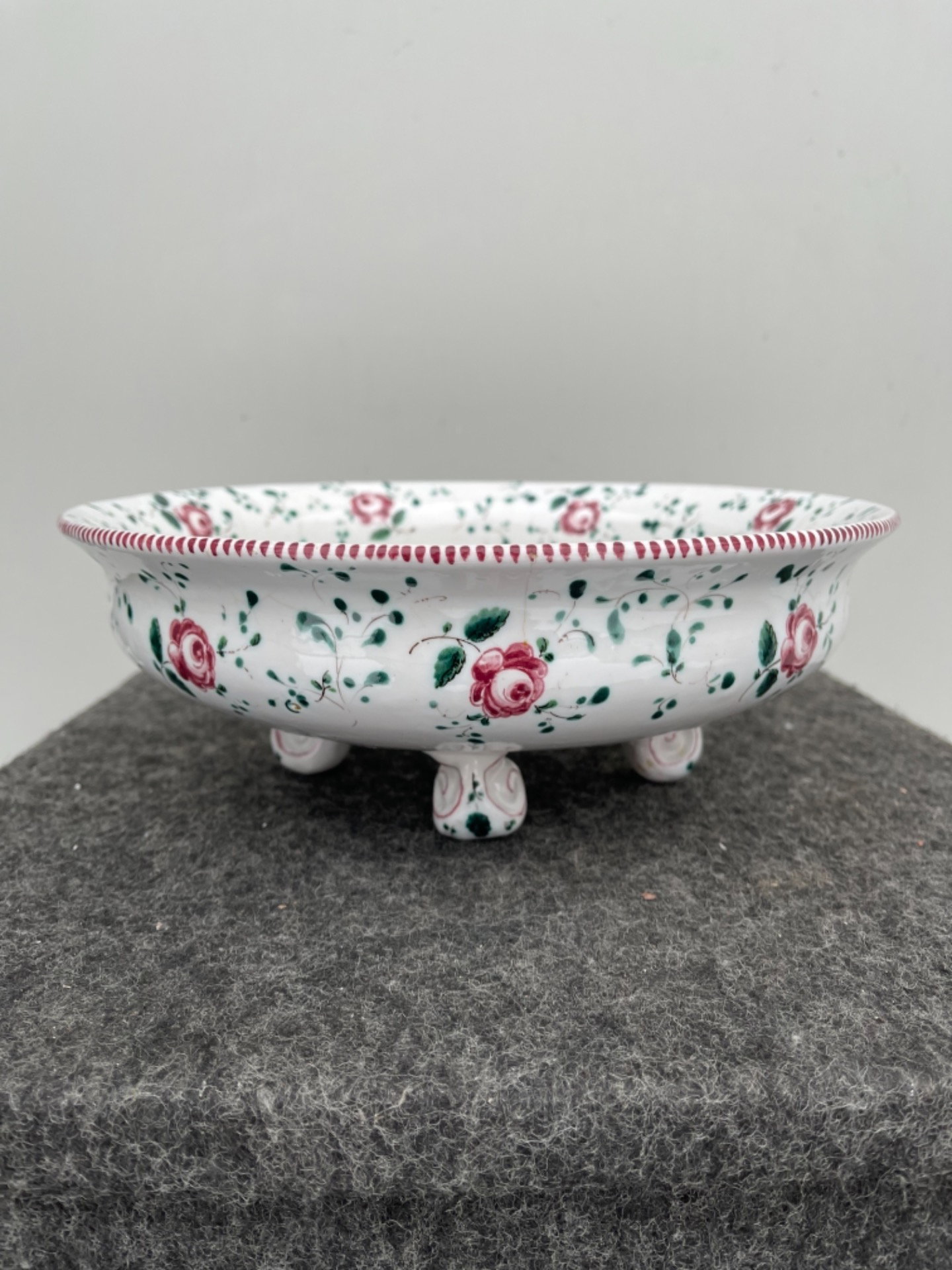 Centrotavola in maiolica decorato alla rosa di Faenza.manifattura Melandri e Focaccia.Faenza.