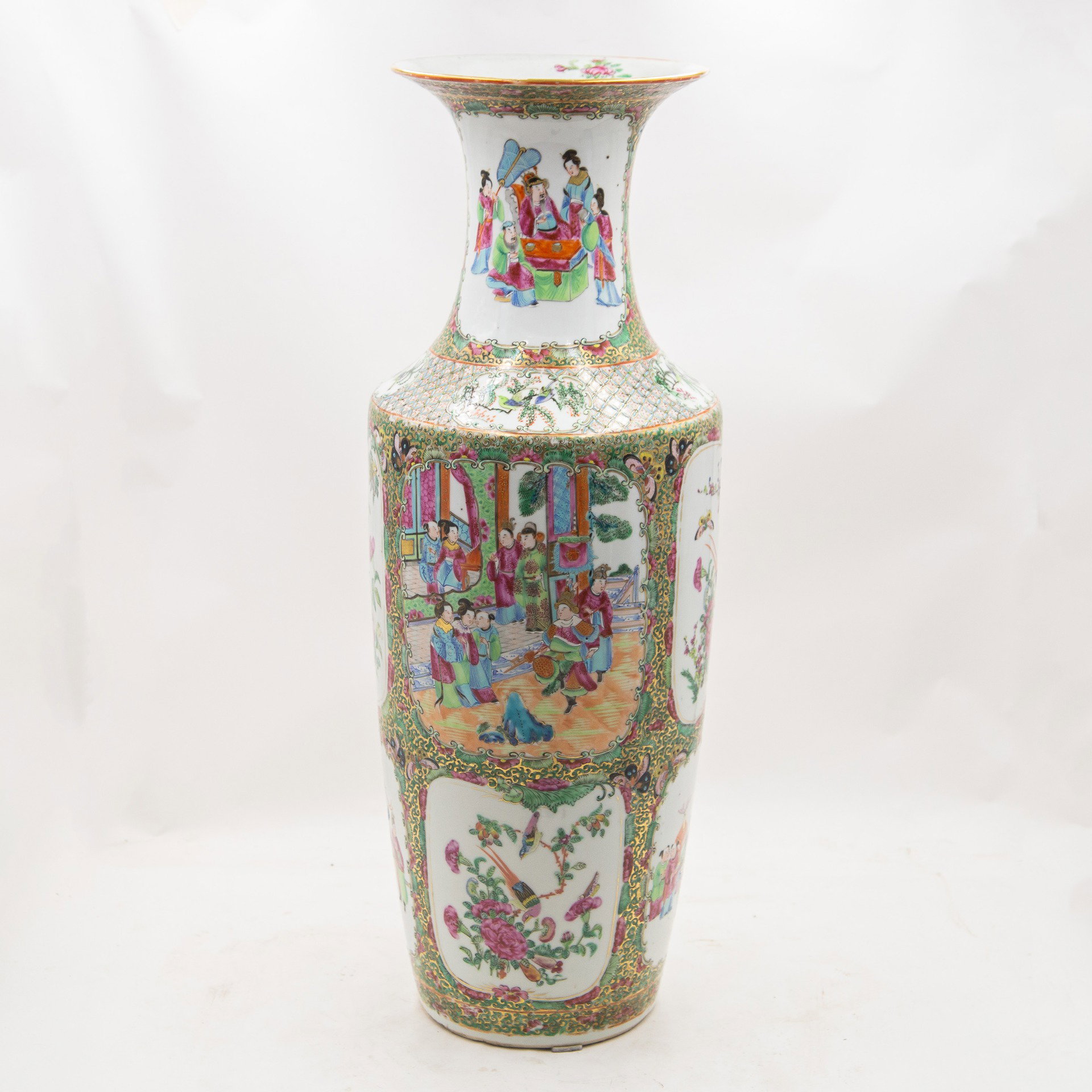 Chinesische Vase im Famille Rose Stil, Kanton, Ende 19./Anfang 20. Jh.