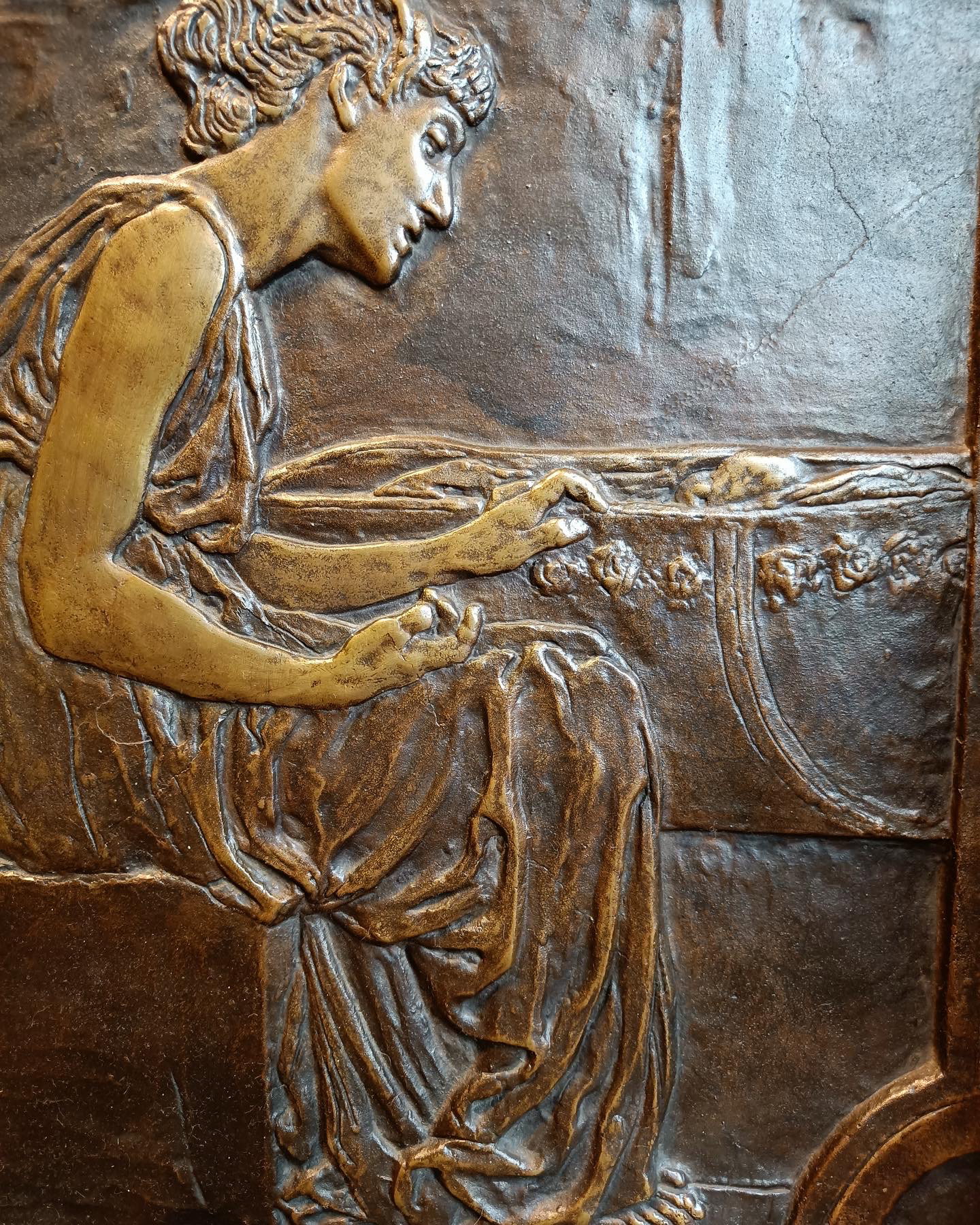 La Culla est une sculpture en bronze, réalisée en 1906 par l'artiste Leonardo Bistolfi. (Dimensions : 42 cm x 39 cm). Époque : XXe siècle.