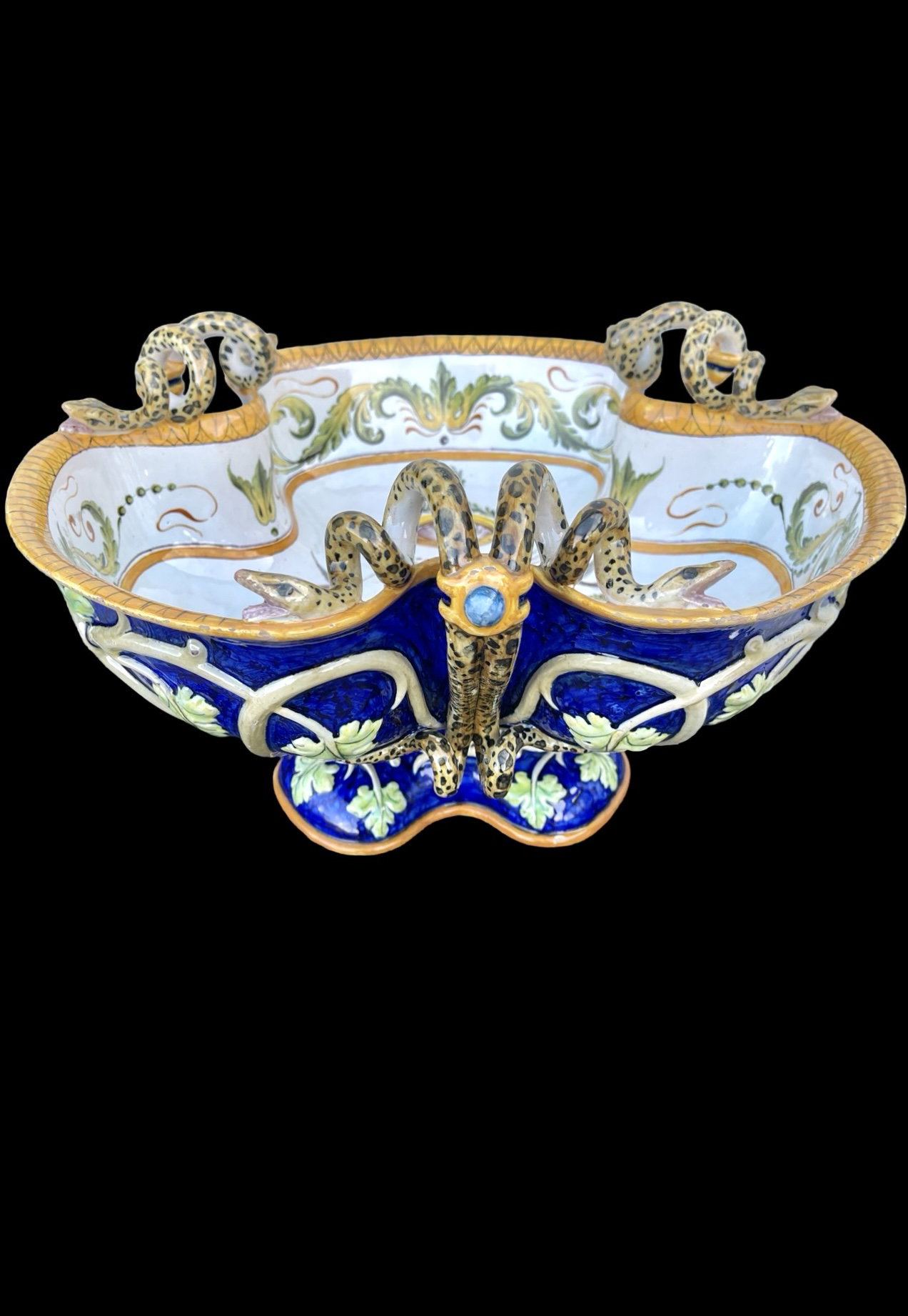 Centro de mesa trilobulado en mayólica policromada con diseño de estilo Rafaelesco y grotesco. Tres asas en forma de serpiente. Ginori, Sesto Fiorentino.