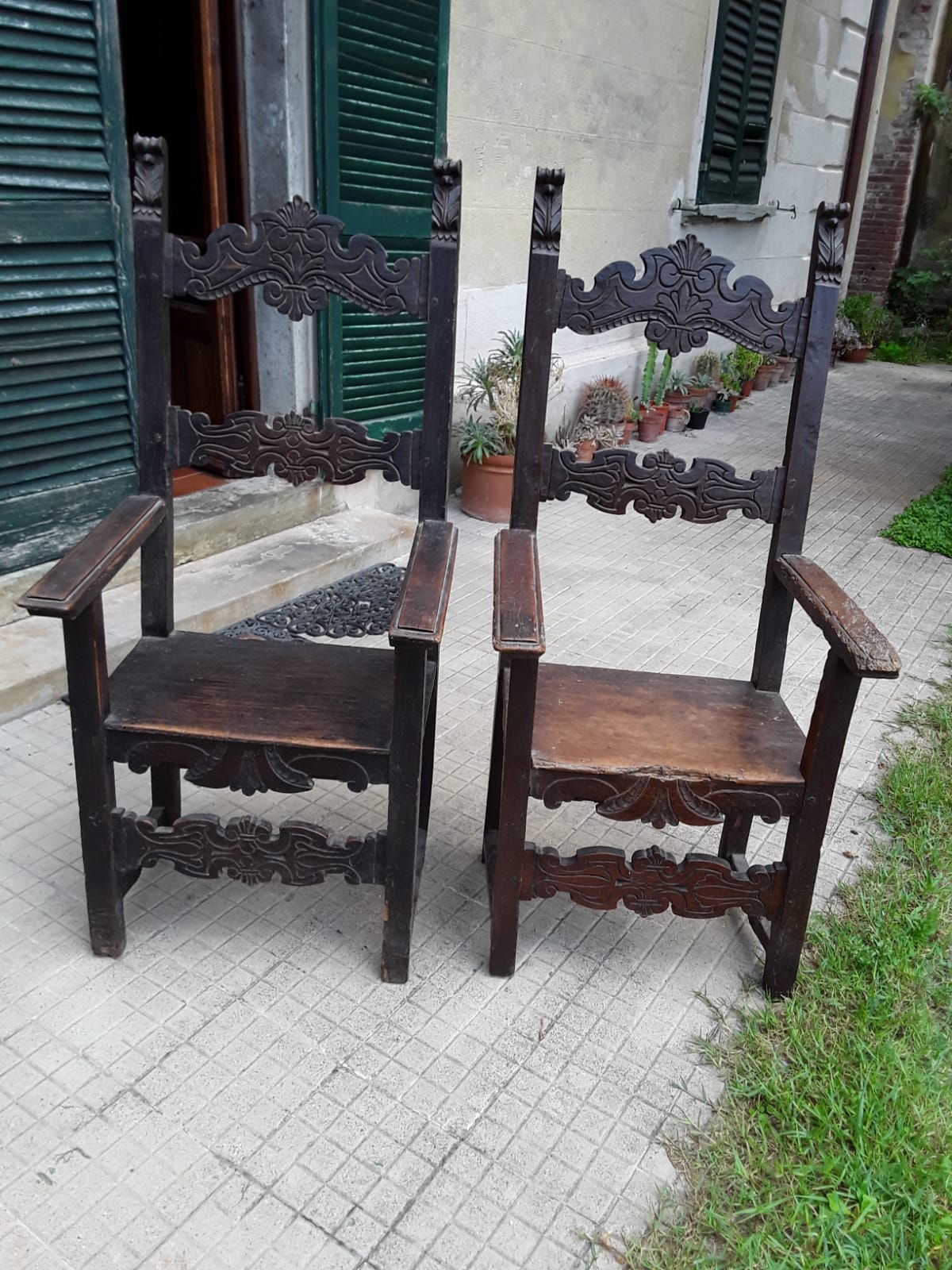 2 troni fiorentini dell 1600 in prima patina di epoca in noce h143xl62xp52 garanzia termini di legge 
