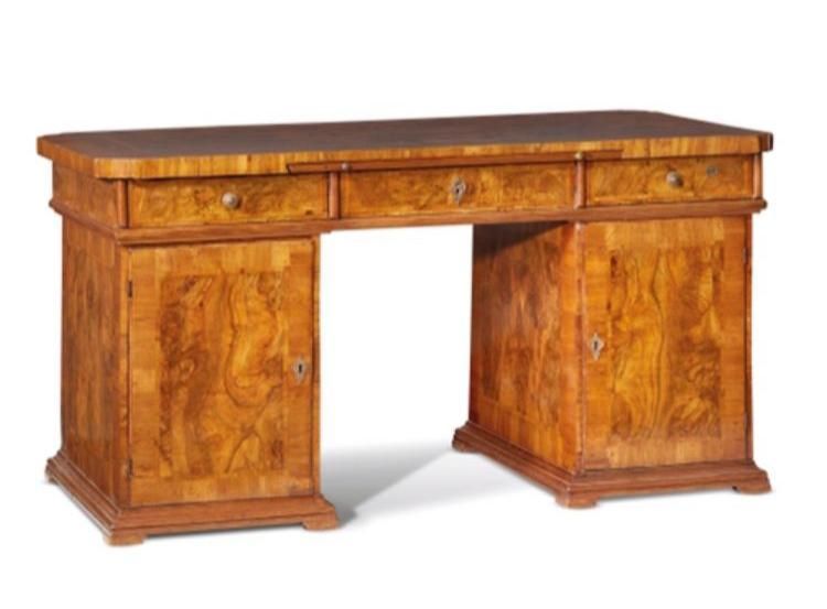 Splendida scrivania in legno di noce e radica di noce Venezia XVIII secolo 