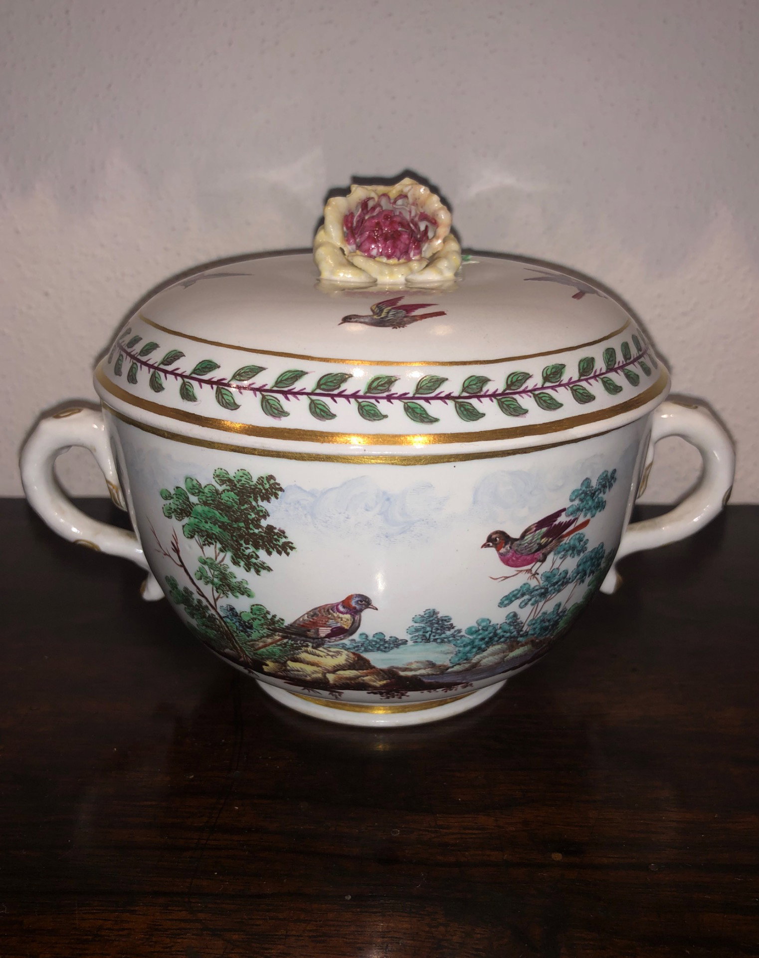 Tasse de maternité en porcelaine "masso bastardo" décorée d'oiseaux dans un environnement rural. Doccia, Ginori.