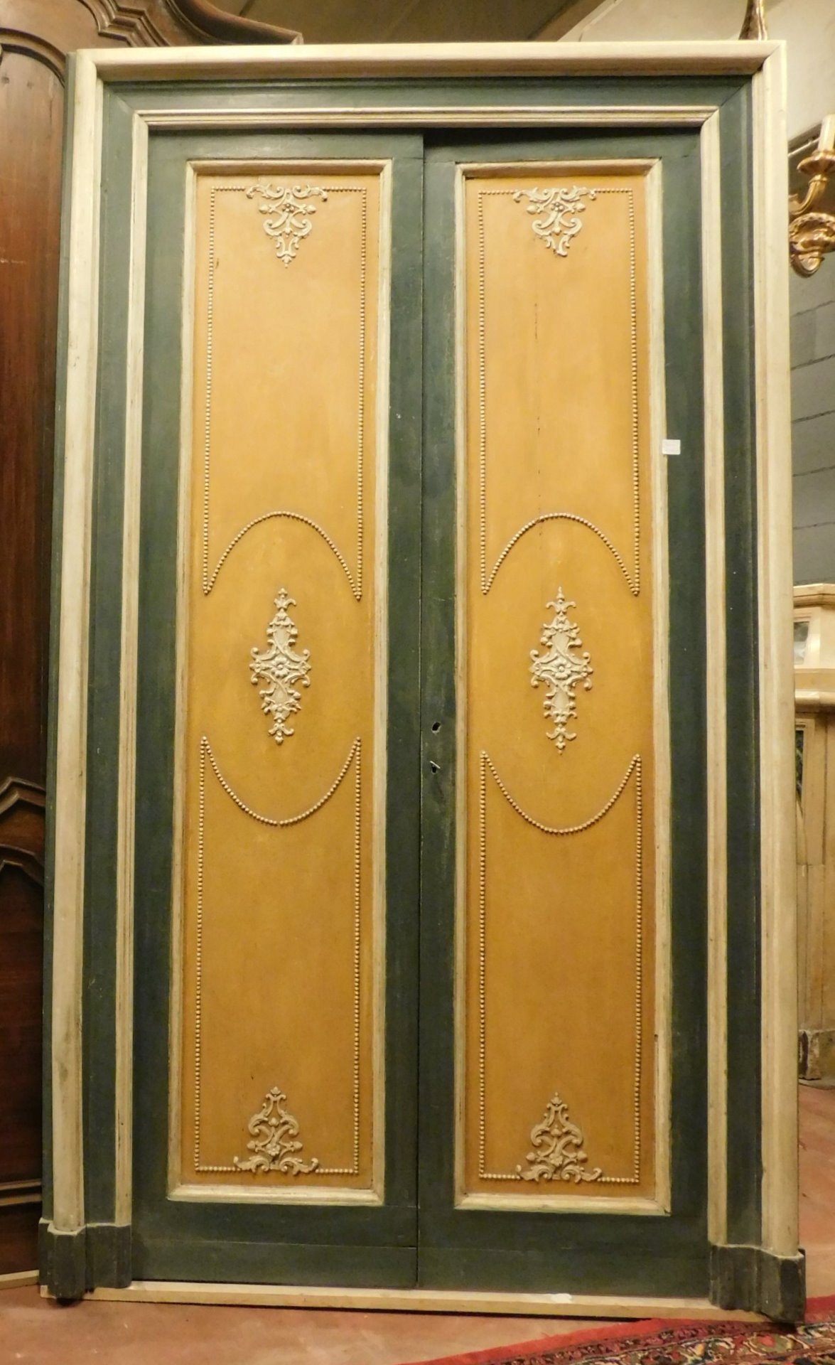 ptl485 - grün und gold lackierte Tür, Epoche 19. Jahrhundert, max. Abmessungen 146 x H 240 cm