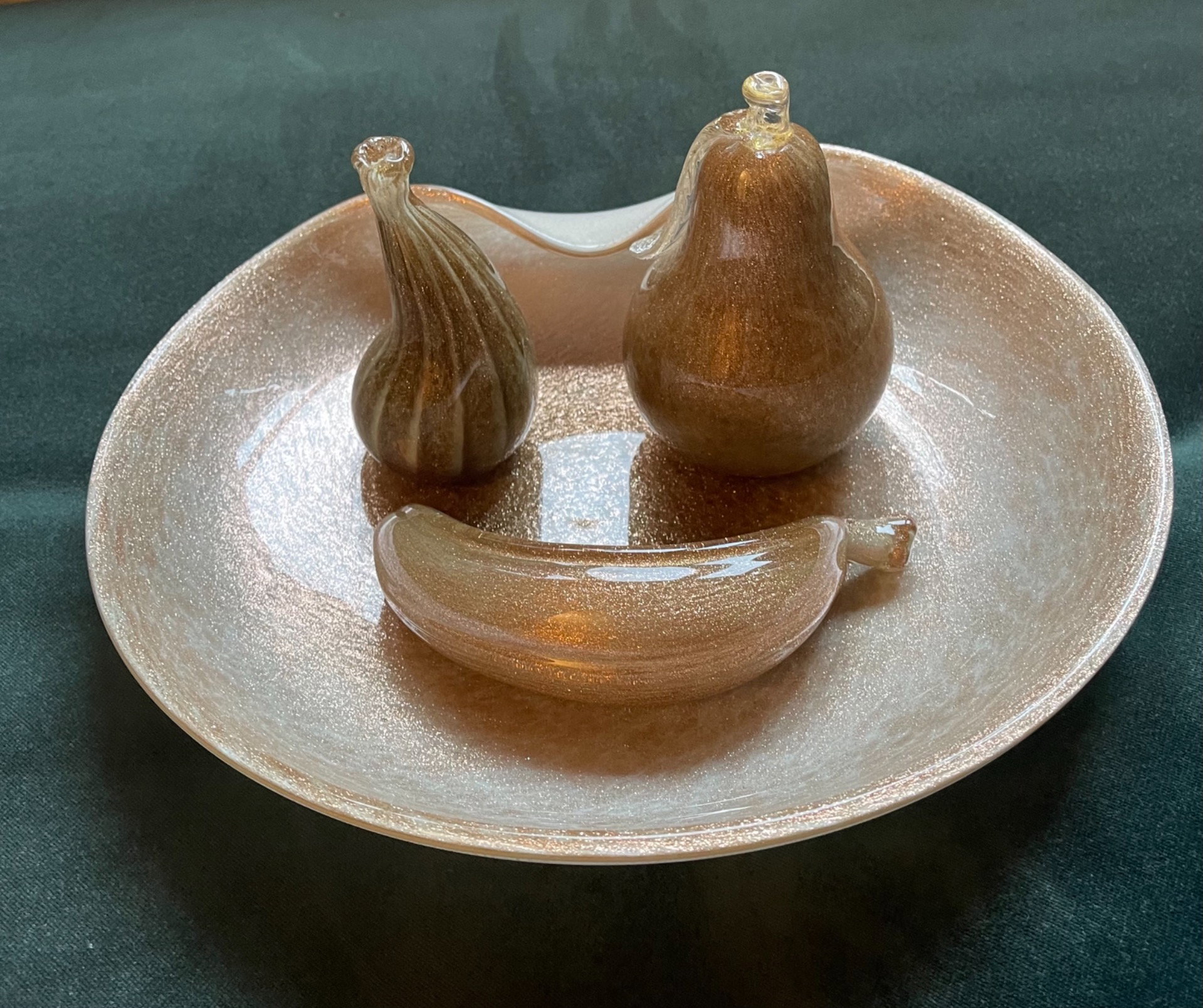 Centrotavola con tre frutti  in vetro incamiciato con lattimo e avventurina.Alfredo Barbini,Murano