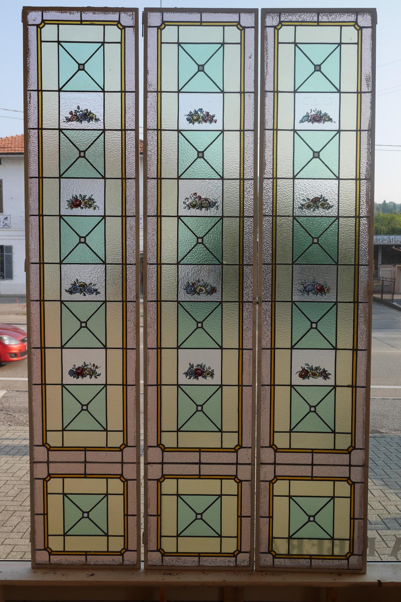 Trois vitraux de cathédrale sertis au plomb et peints, datant du début du 20ème siècle.