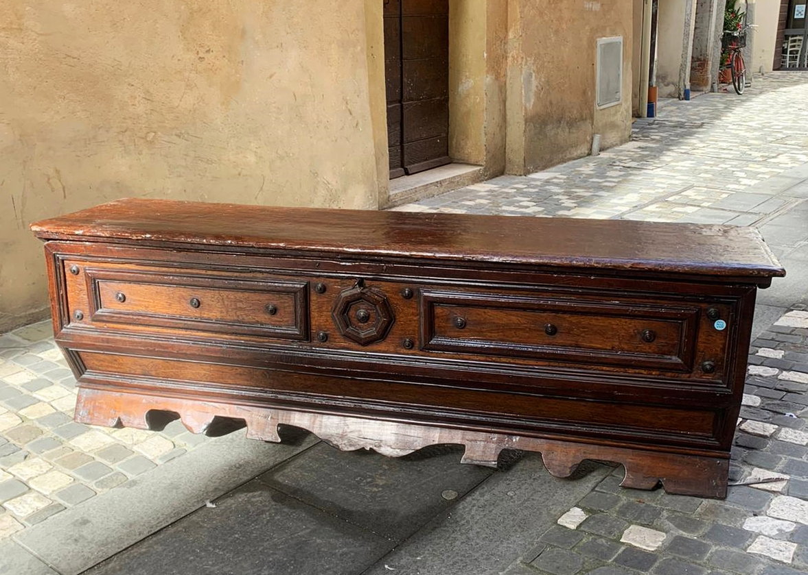 Beautiful Sienese chest in poplar and walnut from the first half of the 16th century