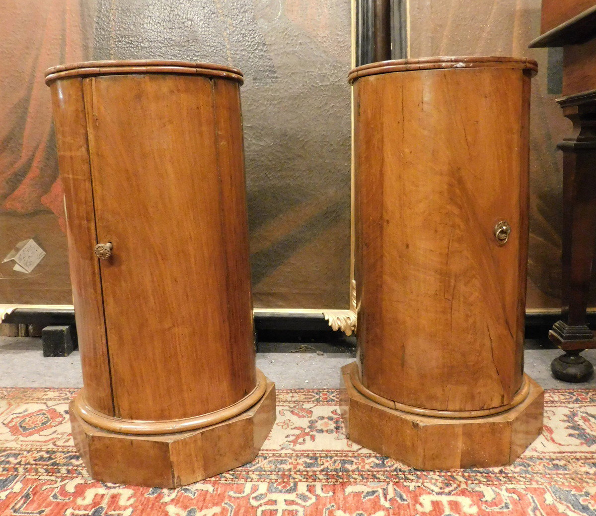 arm109 - Paar Zylinder aus Nussbaum, 19. Jahrhundert, cm B 38 x T 38 x H 78