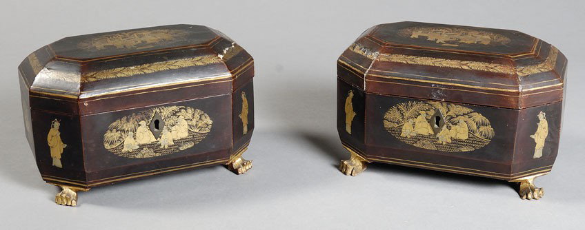 Paar Teedosen aus schwarz lackiertem Holz mit Goldverzierungen, England, 19. Jahrhundert