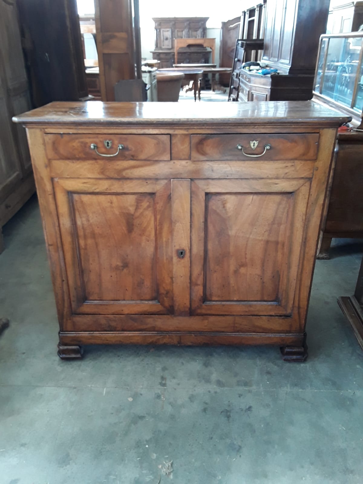 Aparador de nogal flameado de la primera mitad del siglo XIX, L130xP55x119, mueble en pátina original, garantía según ley.