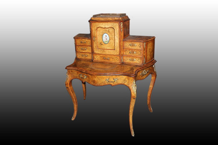 Bonheur du jour Schreibtisch im Louis-quinze-Stil aus der Mitte des 19. Jahrhunderts mit Medaillon aus Sevres-Porzellan