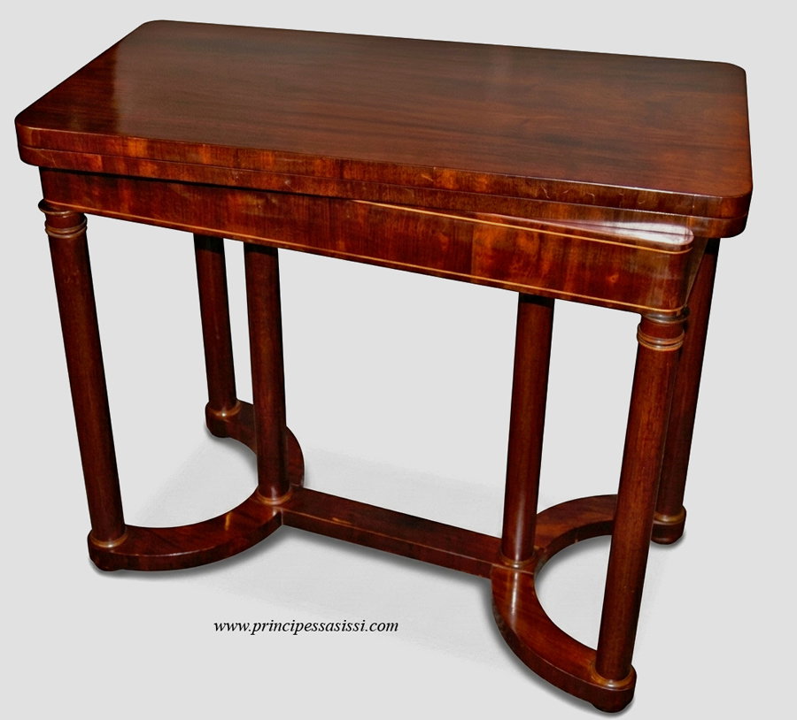 Vienne 1815 env. Raffinée et rare table de jeu / console Empire/début Biedermeier viennois, de l'entourage de Joseph Danhauser ou lui-même.