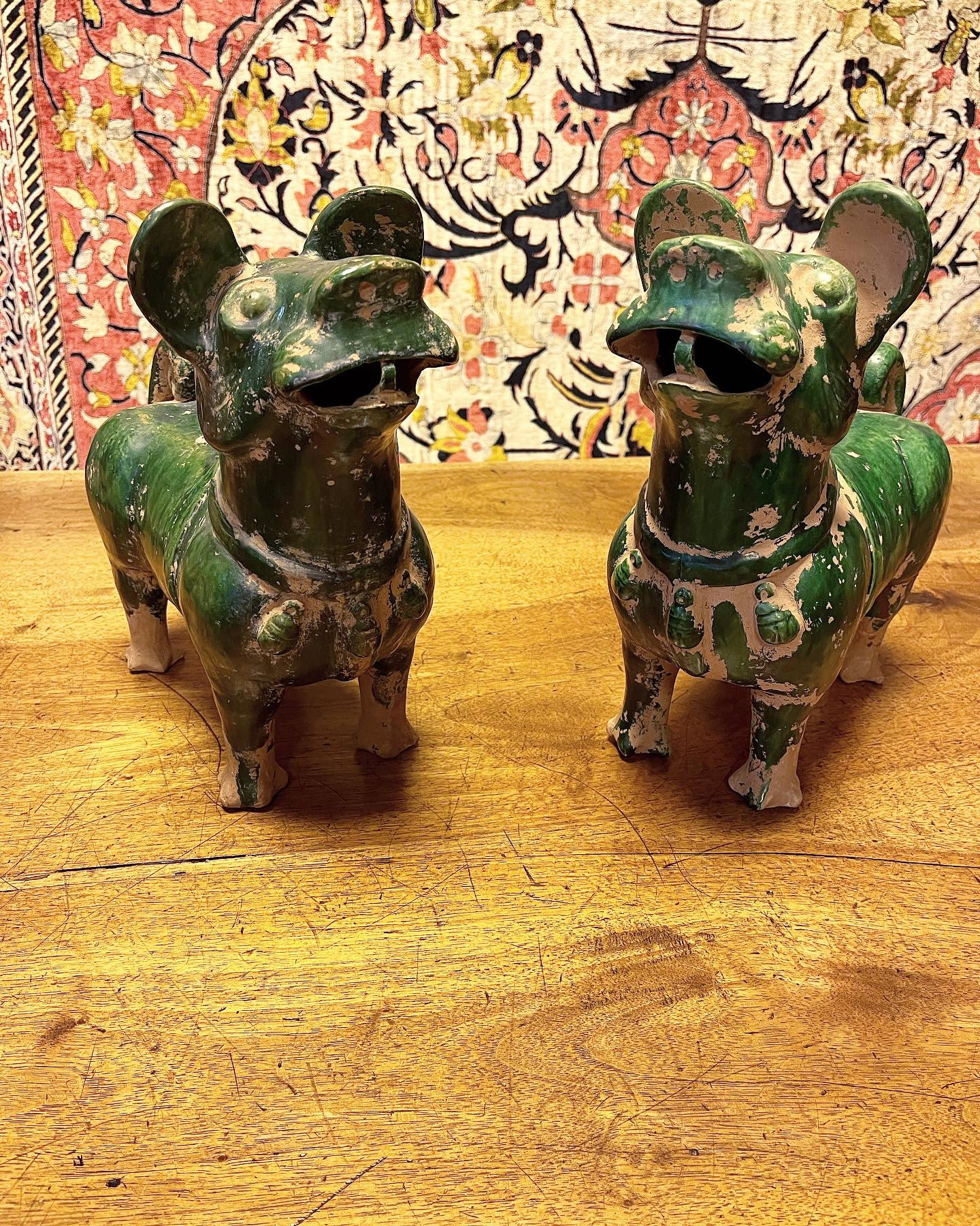 Paar orientalische Figuren aus glasierter Terrakotta aus dem 19. Jahrhundert, China. Maße: H 30 cm x L 35 cm.