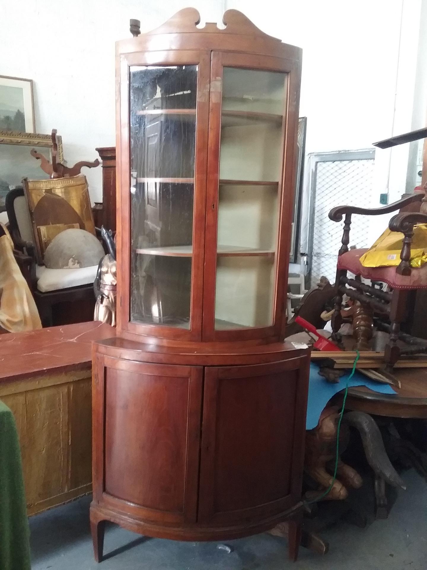 Kirschbaum-Eckvitrine im bewegten Louis-XVI-Stil aus dem Jahr 1700, H218, Ecke 60x60, mit 2 Türen oben und unten, aus Lucca, mit gesetzlicher Garantie.
