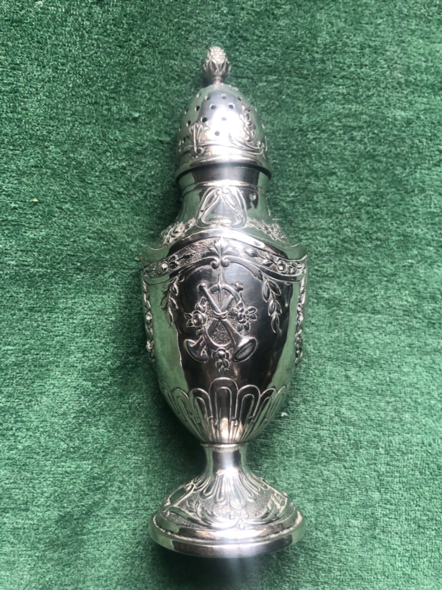 Azucarero de plata repujada con motivos de trofeos, mascarones y elementos florales. Punzonado.