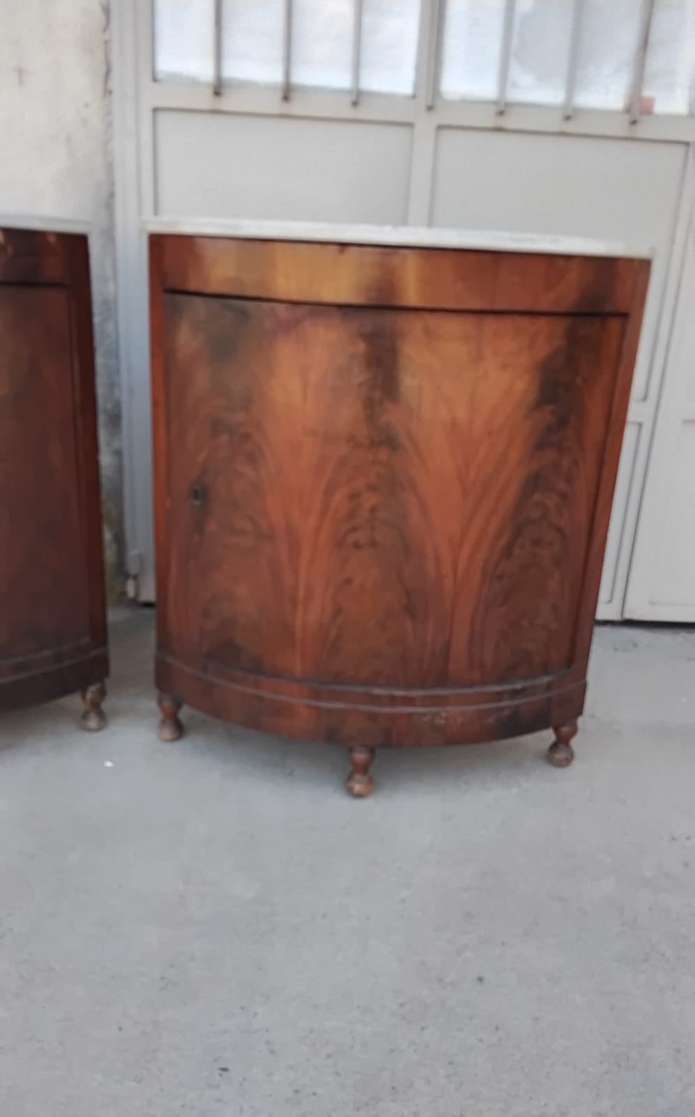 Pareja de rinconeras en chapa de pluma de caoba, mármol blanco de Carrara, época 1800 en su pátina original, esquina 56x56h90 toscanas, con certificado de garantía.