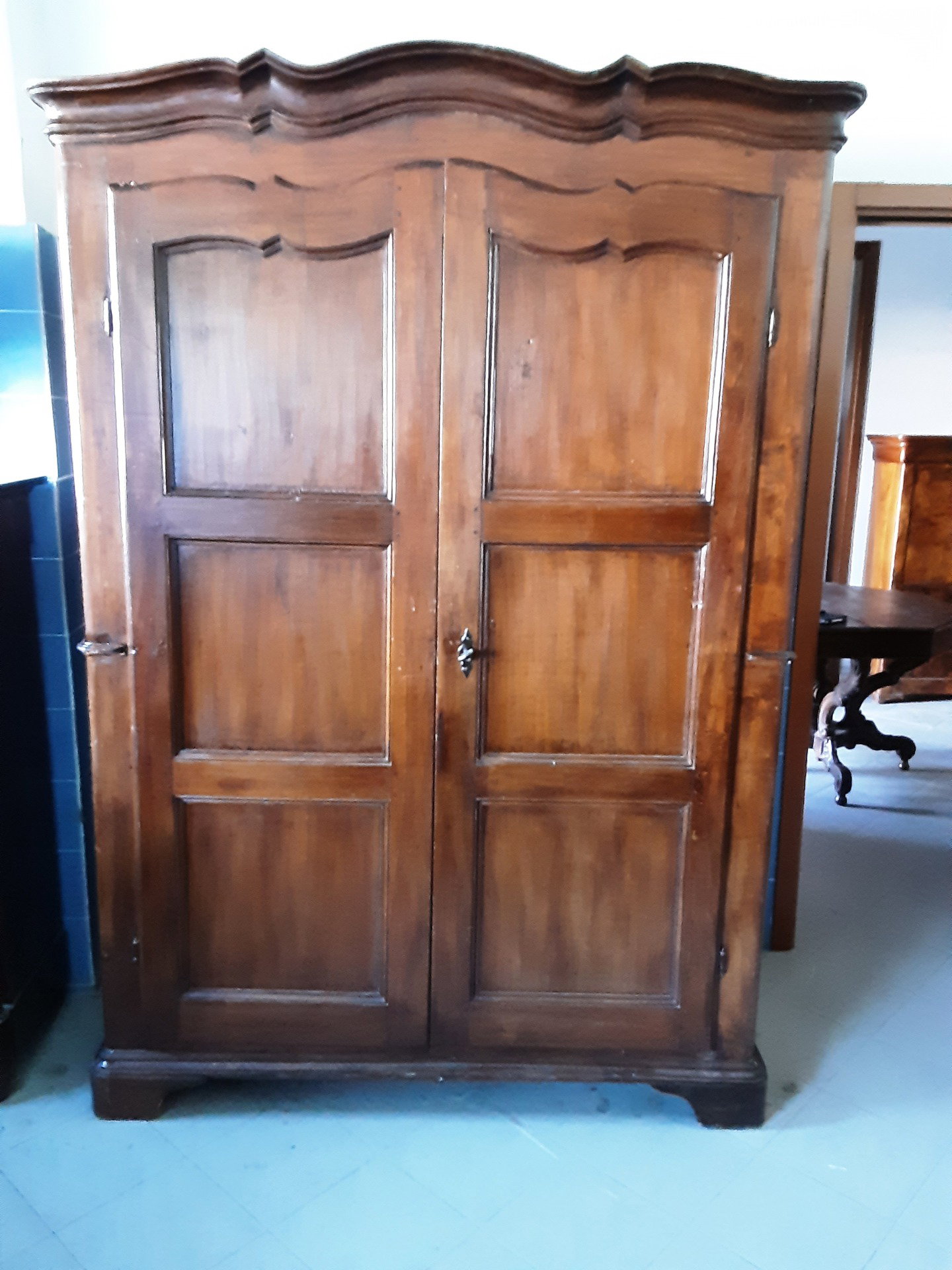 Armario piamontés de madera de álamo temblón del siglo XVIII de sacristía con pie en repisa, altura 225 x ancho 150 x profundidad 60. Garantía escrita según los términos de la ley.