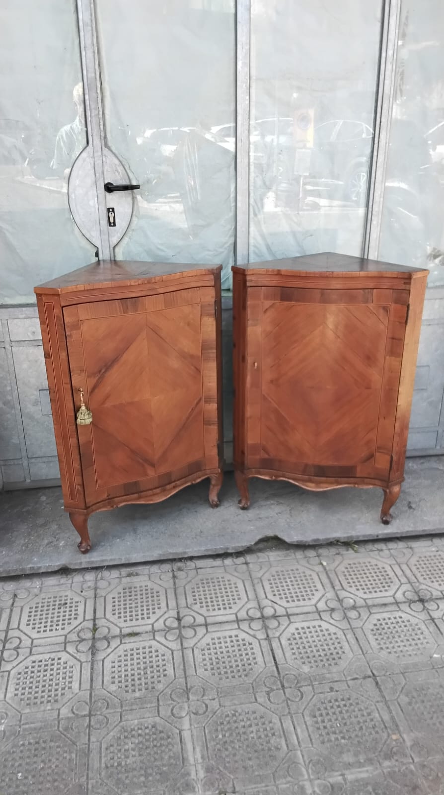 Pareja de pequeñas esquineras venecianas en chapa de nogal con filetes en espiga, frente ondulado, época 1800. h89xángulo42x42 p35, con certificado de garantía.