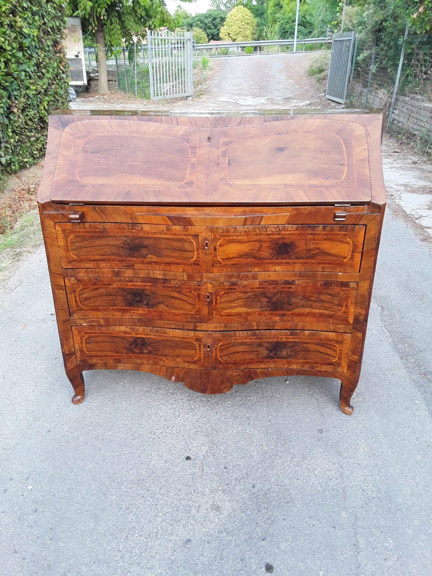 Ribalta a balestra toscana  fronte e fianchi mossi  epoca prima metà 1700  in noce olivo legno dirosa listra  l132xp57xh110 fronte 116 garanzia scritta 