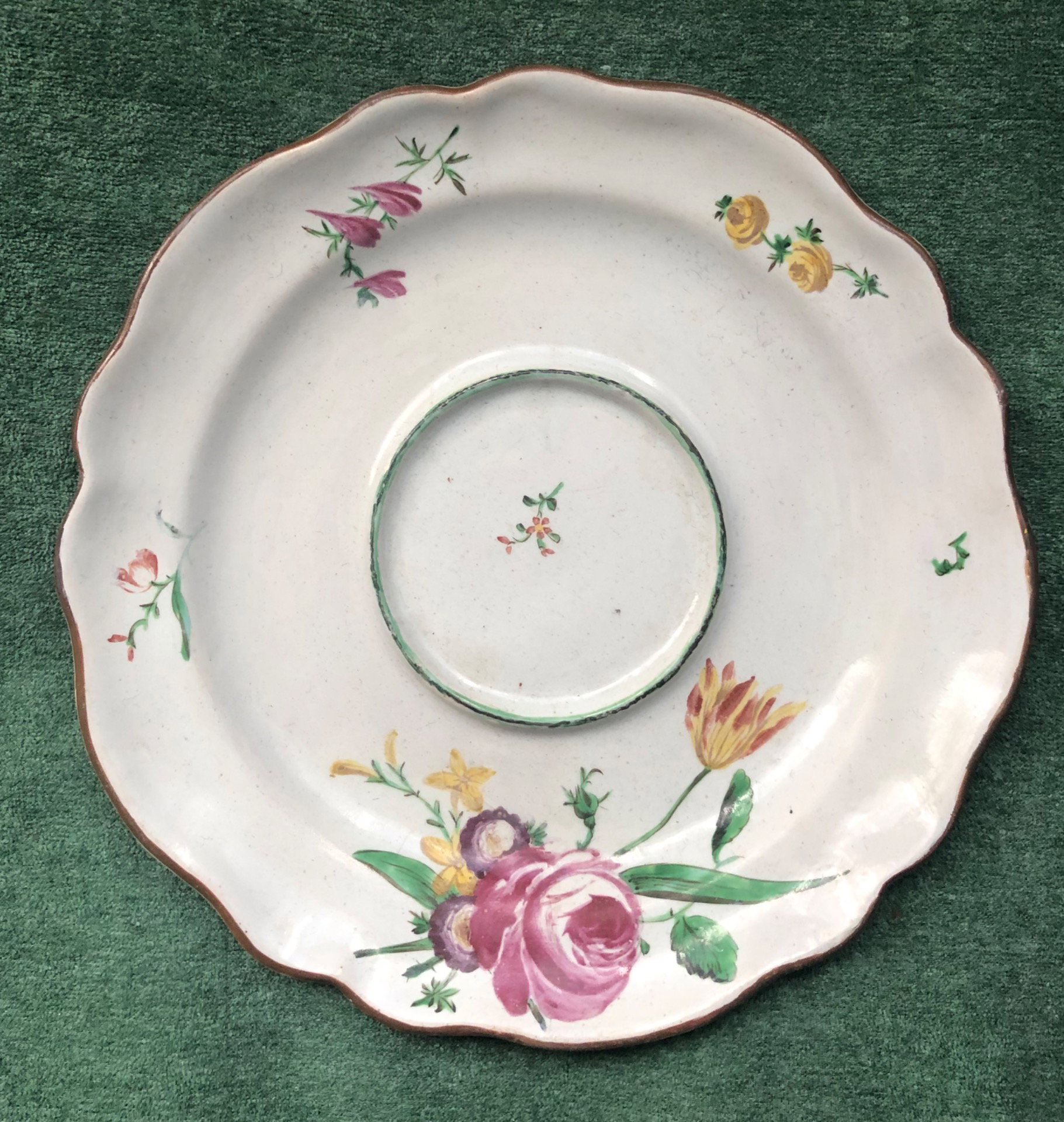 Prato de chá de parto em cerâmica com decoração de rosas. Manufactura Finck Bologna.