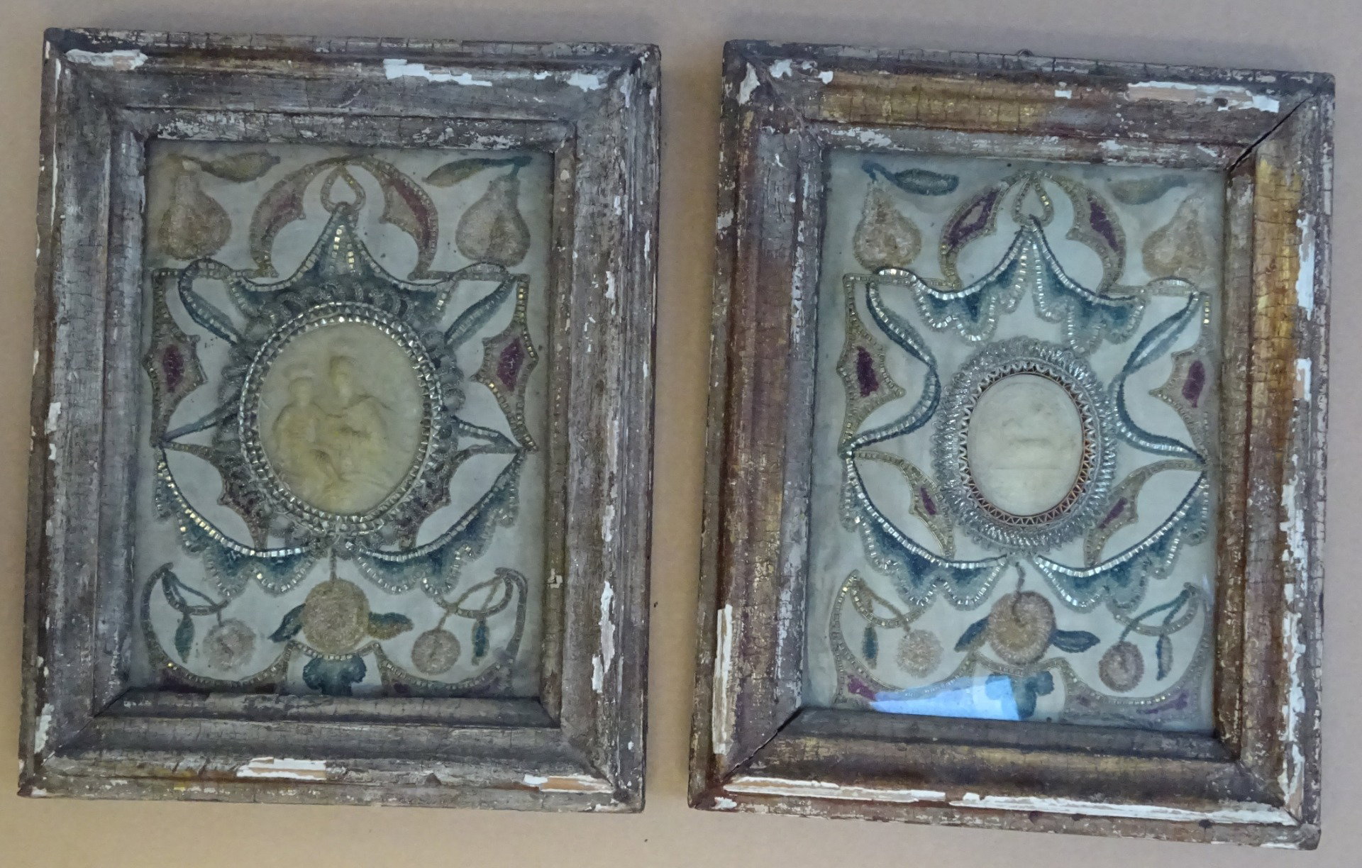 Pair of "agnus dei" in wax mounted on embroidered panels - early 18th century cm 15x21