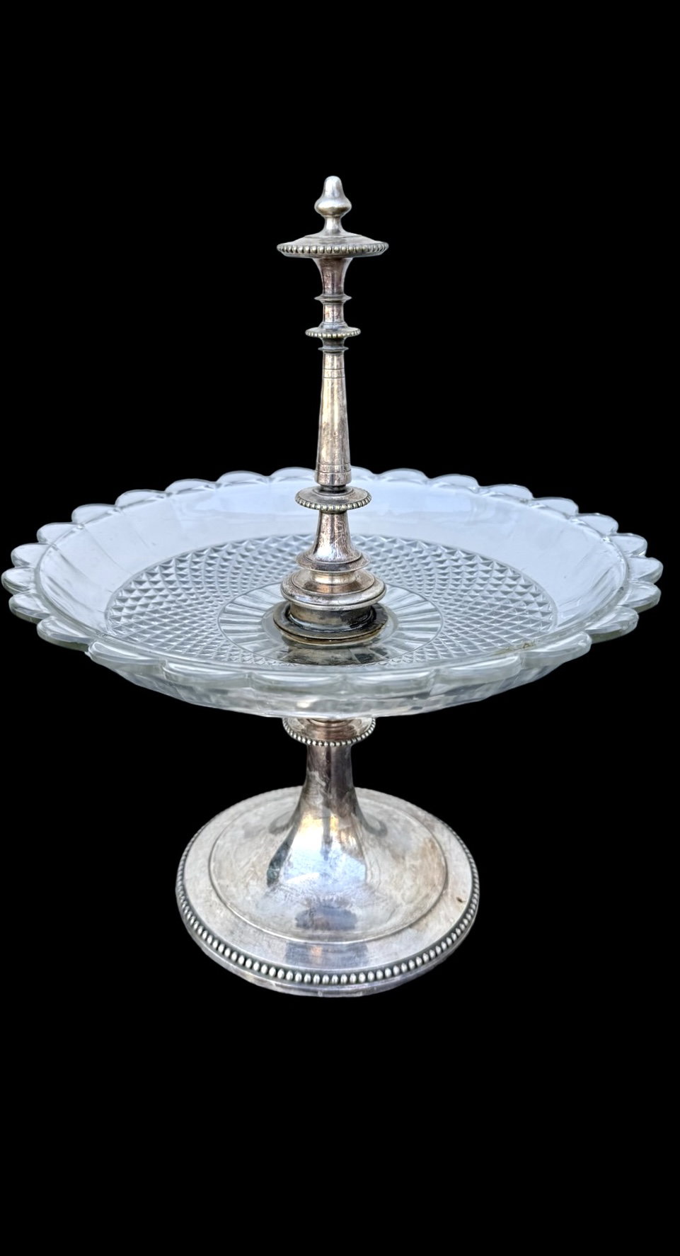 Centro de mesa - frutero de metal plateado con copa de cristal esmerilado. Christofle. Francia.