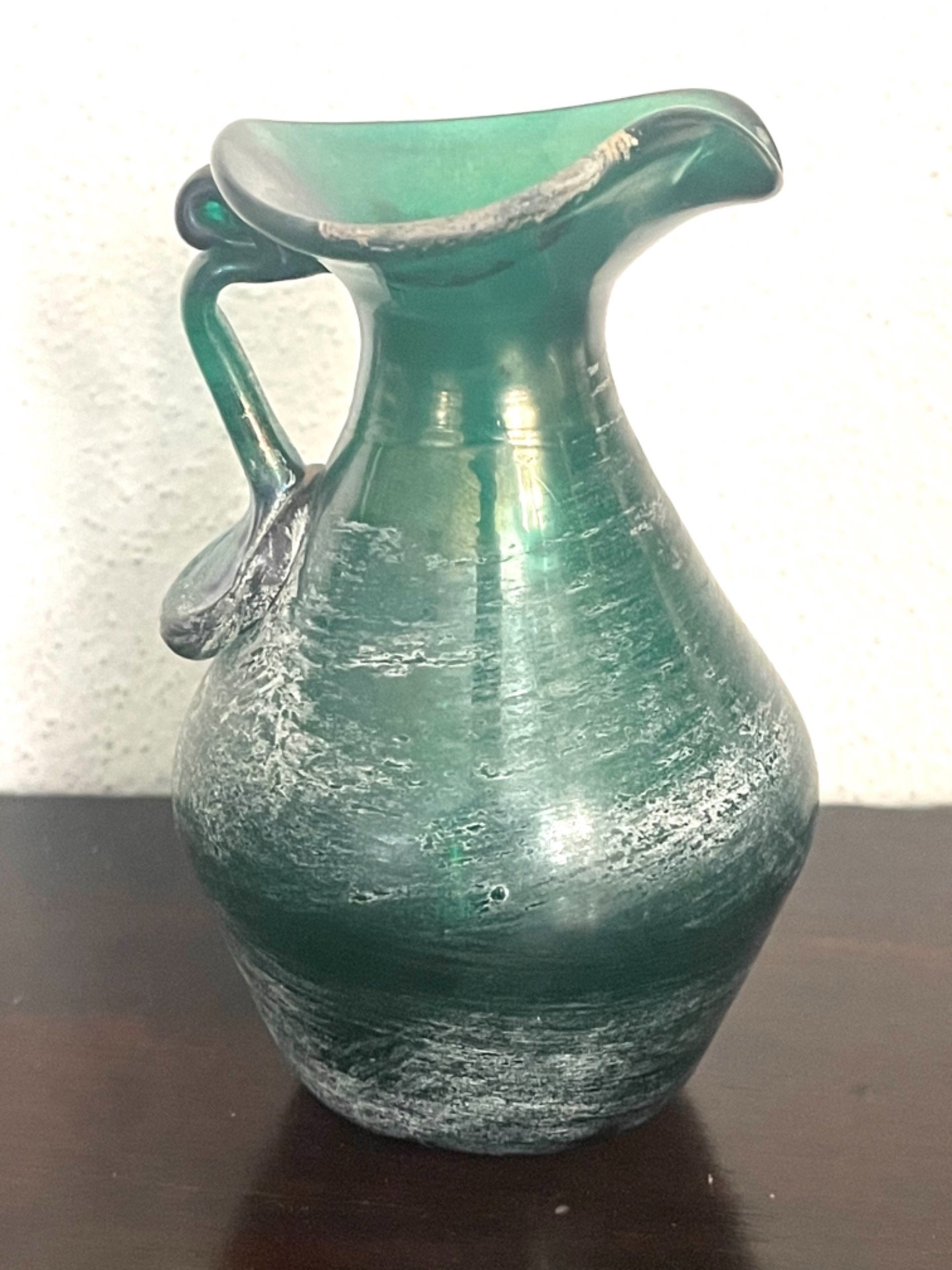 Vasetto in vetro verde iridato con manico stile archeologico.Manifattura Salviati.Murano