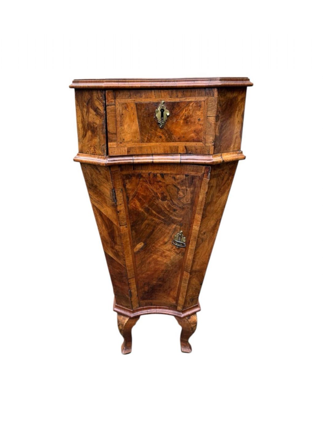 Espléndido mueble de madera de nogal y raíz de nogal con frente ondulado. VENECIA siglo XVIII