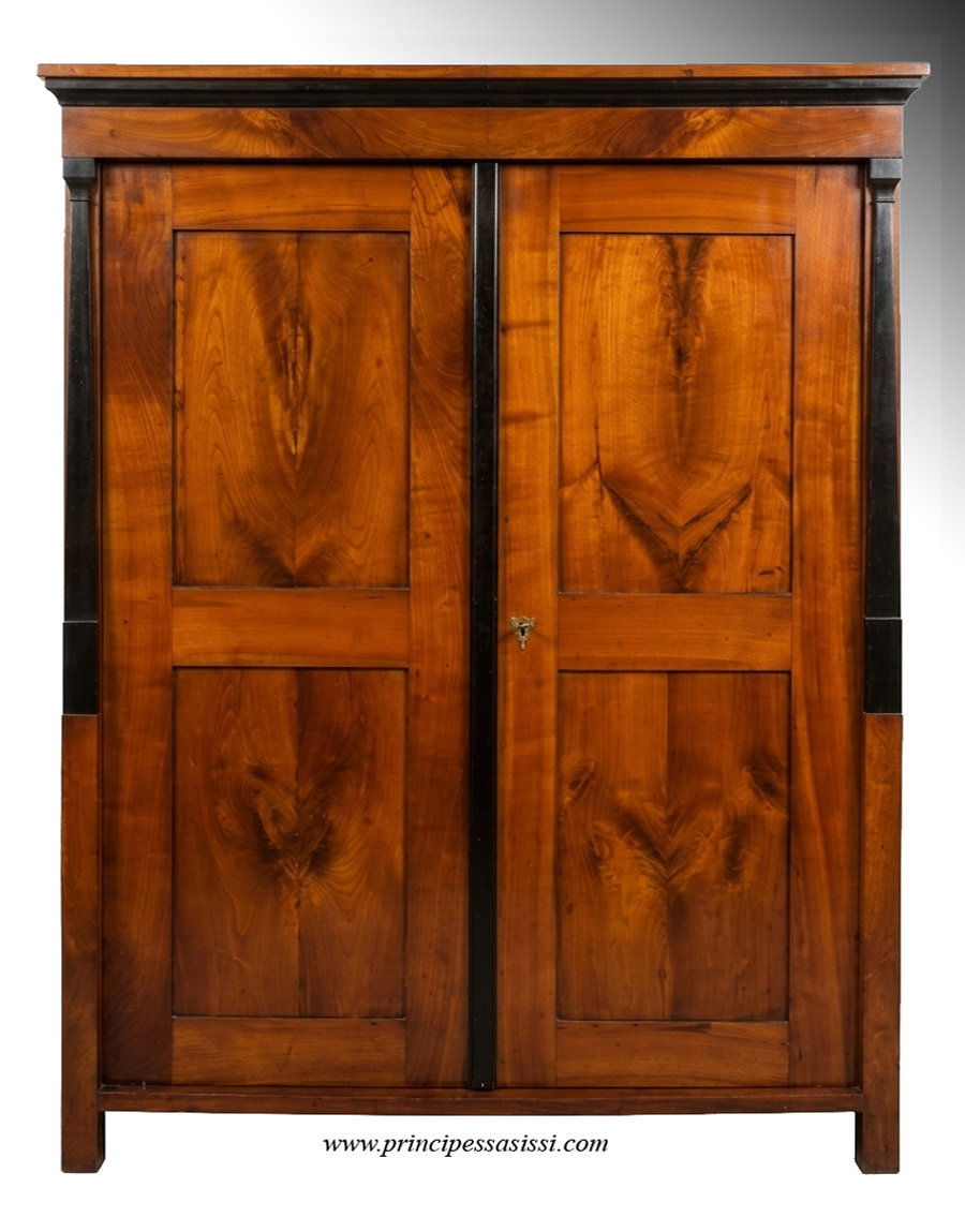 Vienne 1810-15. Armoire-penderie à deux portes en placage de cerisier, dans sa patine d'origine, d'une intégrité pratique.