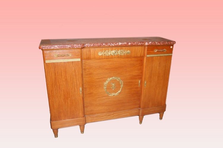 Aparador francés estilo Imperio del siglo XIX en madera de limón con mármol y bronces.
