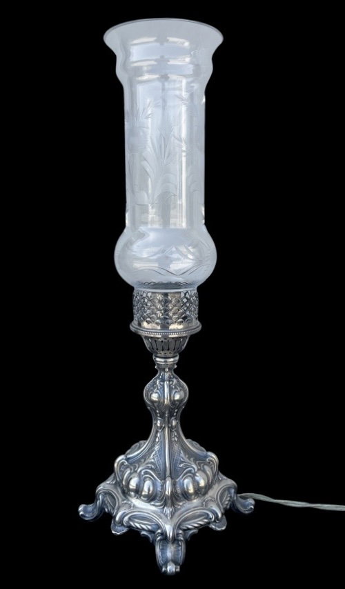 Silver lamp with four feet and rocaille and geometric motifs. Lamp in cut crystal with floral motifs. Italy.
