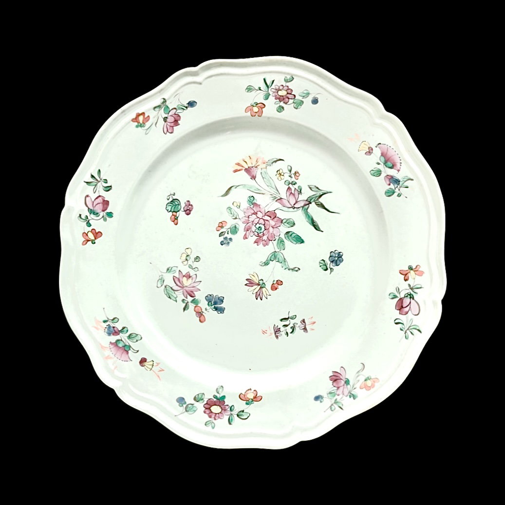 Porcelain plate 'masso bastardo' with unusual floral decoration. Doccia-Ginori manufacture.