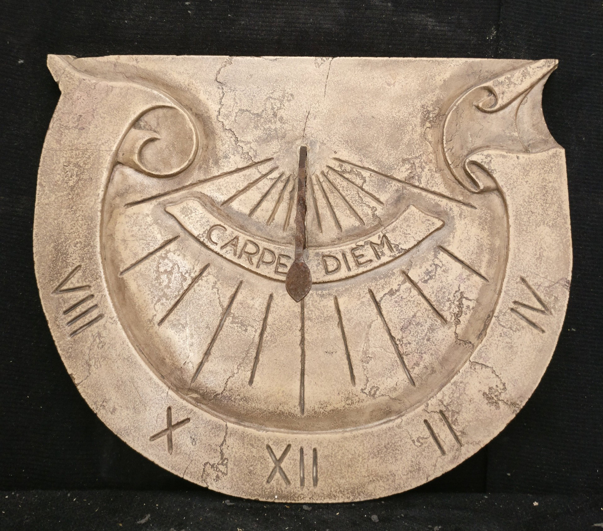 Prestigiosa Meridiana "Carpe Diem" - 61 x 50 cm - Marmo d'Istria - xx secolo