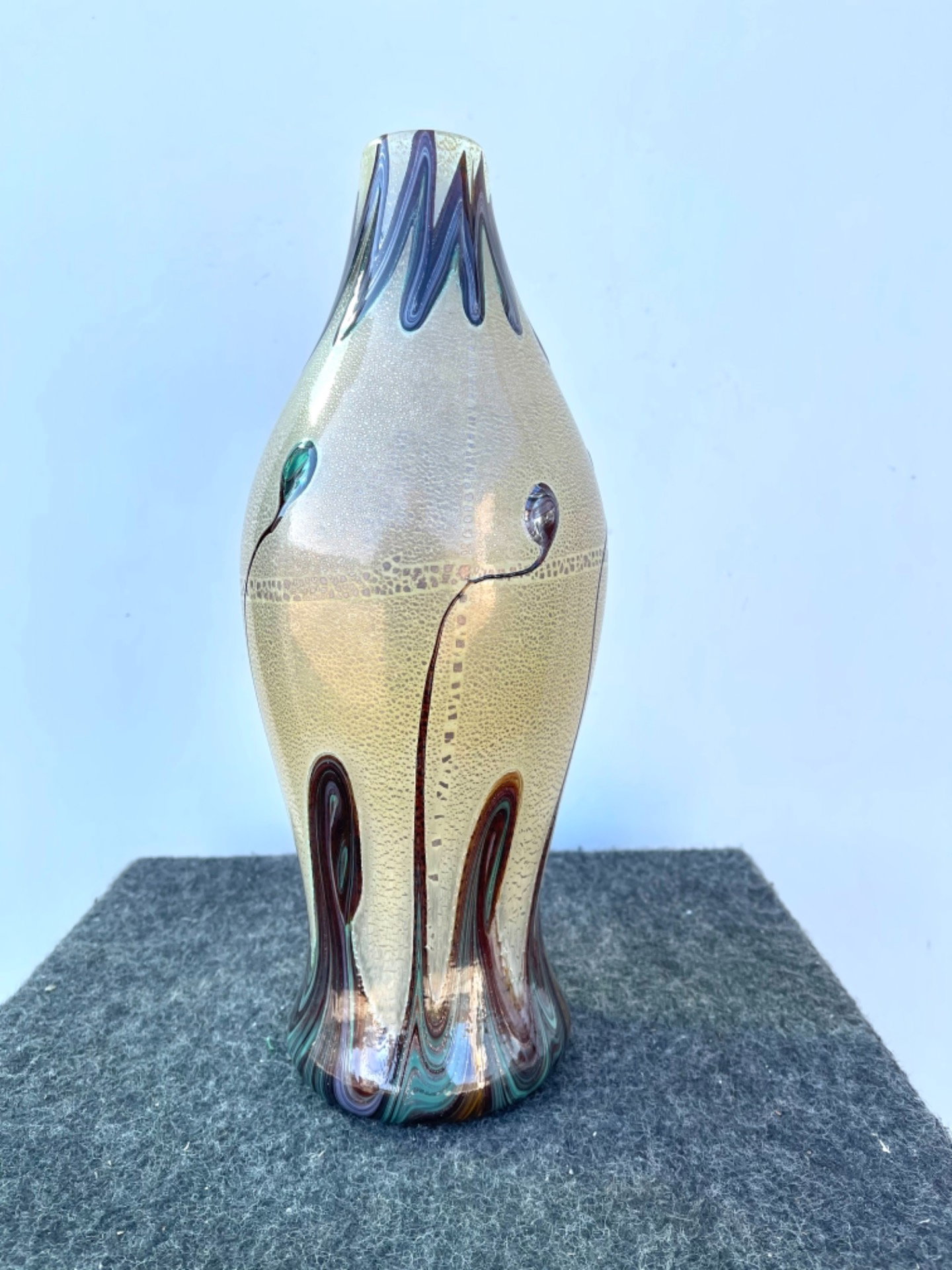 Vase en verre avec inclusions de feuilles d'argent et motifs en relief. Artistes Barovier. Murano.