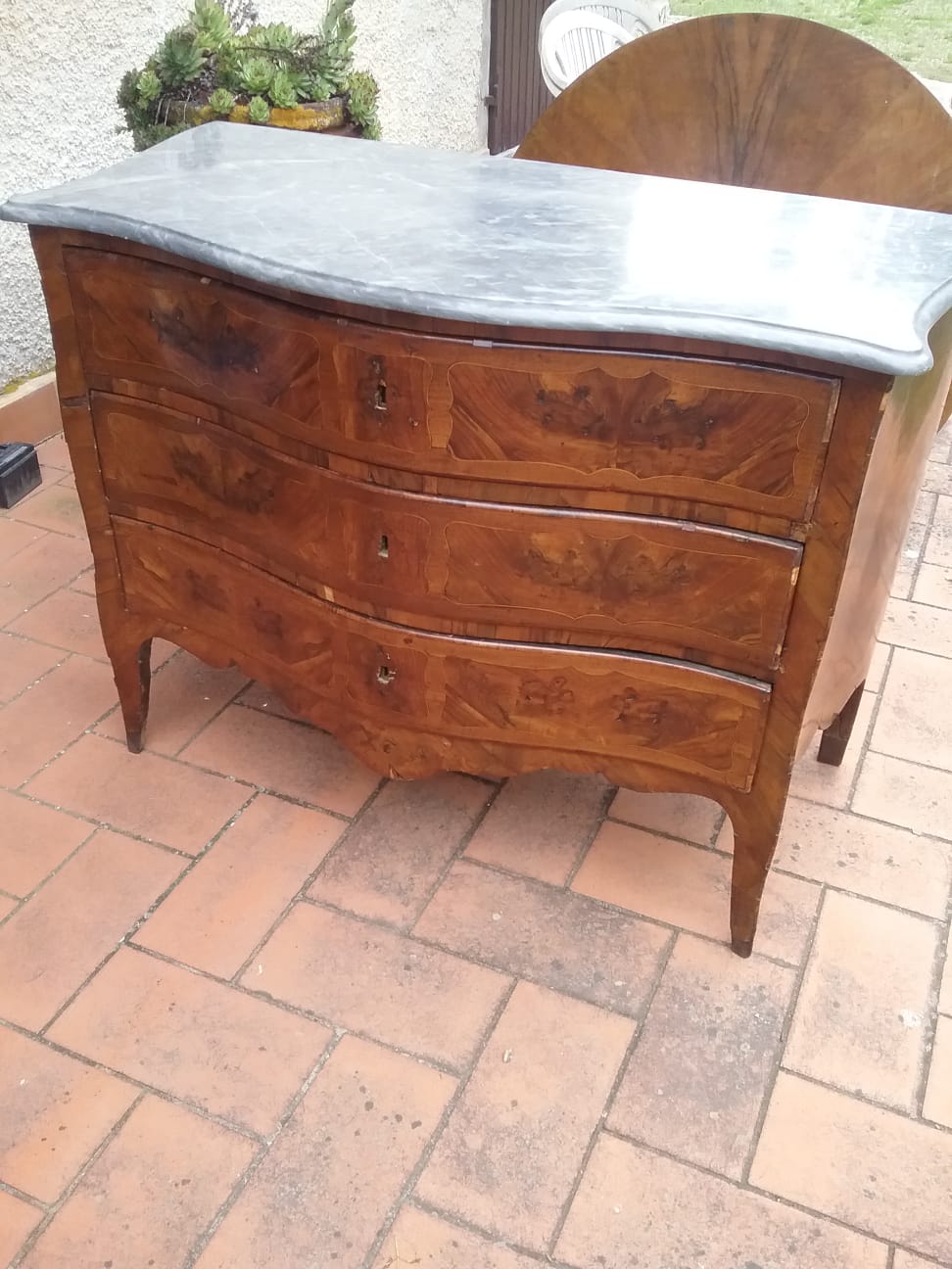 Commode Louis XV génoise plaquée en olivier, palissandre, buis et noyer, dans sa patine d'origine avec plateau en bardiglio. Façade et côtés galbés, Dimensions max. 127 x 63 x 96 cm. Côtés en forme de cœur, placage en forme d'écailles de poisson. Garantie