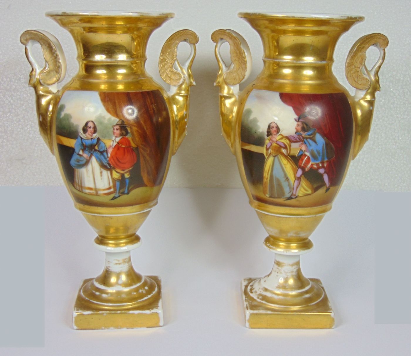 Pair of empire vases, painted and gilded, depicting gallant scenes and landscapes. First part of the 19th century