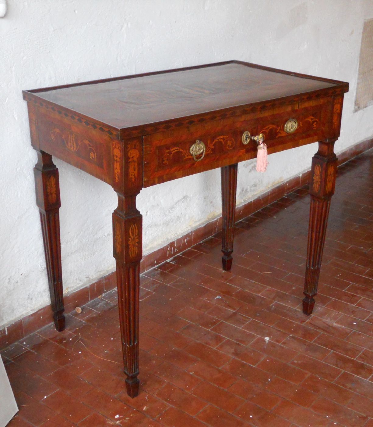 Bello ed elegante tavolino cm.80x52 da centro,neoclassico 4 gambe ad obelisco rovesciato intarsiate. piano con bellissimo motivo intarsiato