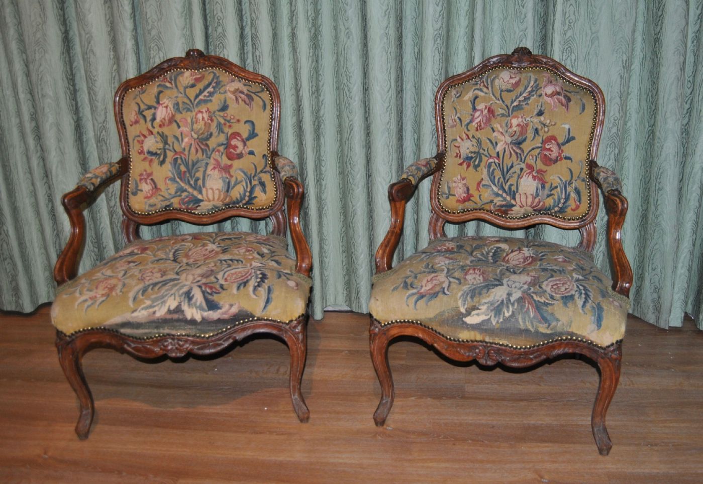 Paire de fauteuils de fabrication française, bois de noyer avec revêtement d'époque au petit point, milieu du XVIIIe siècle