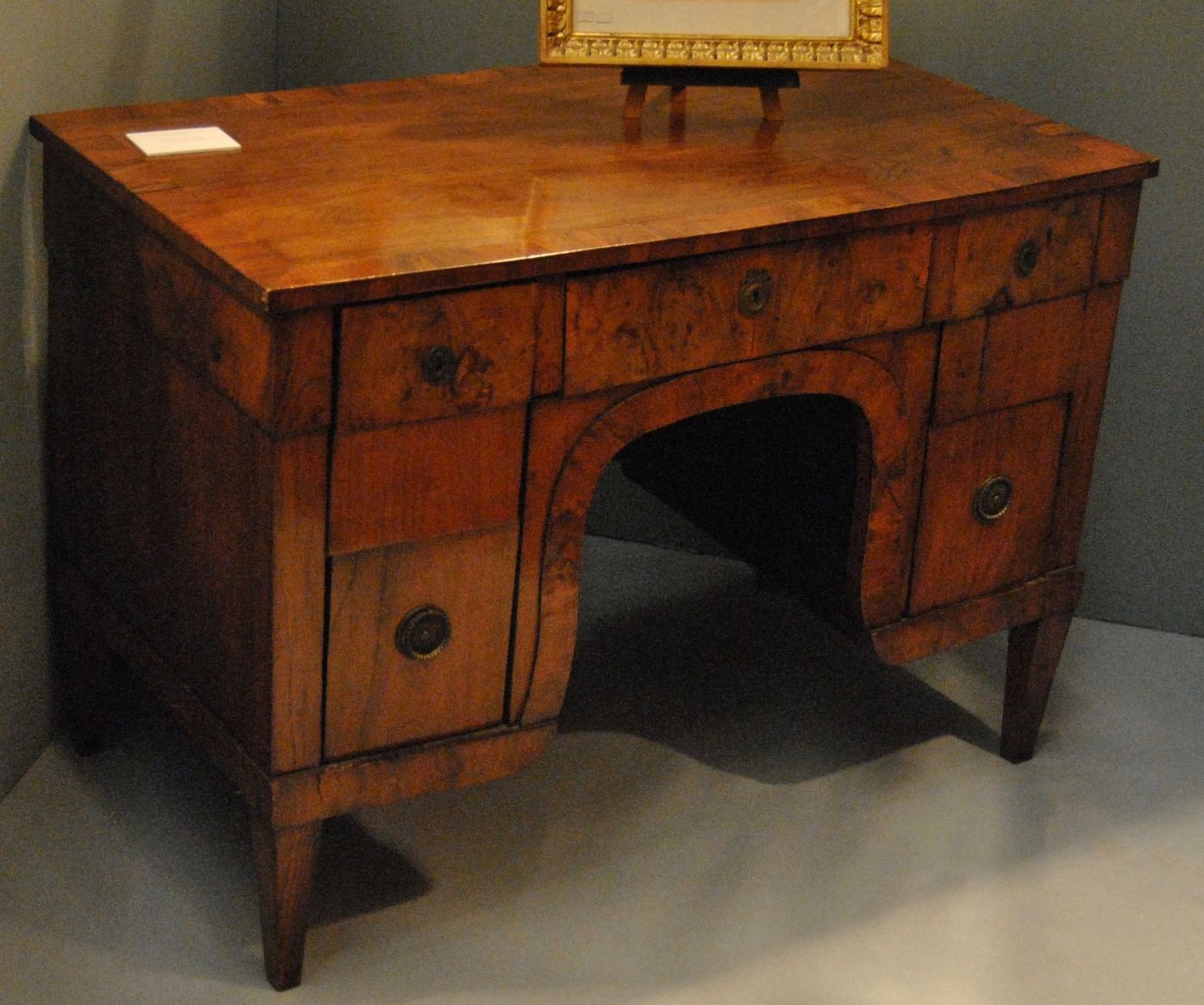 Kleiner Schreibtisch zur freistehenden Aufstellung, aus Nussbaumholz mit Maserfurnier, cm. 80 x 114 x 60, Epoche Directoire, Lombardei.