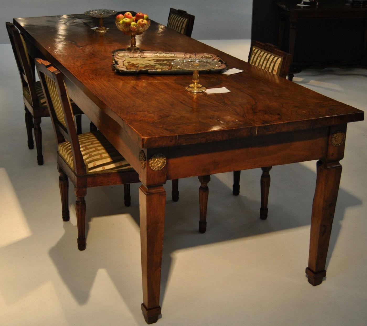 Mesa de nogal con patas piramidales truncadas, collarín debajo de la banda del tablero y dos cajones en un lado. Fabricación lombarda de principios del siglo XIX. cm. 82 x 293 x 92