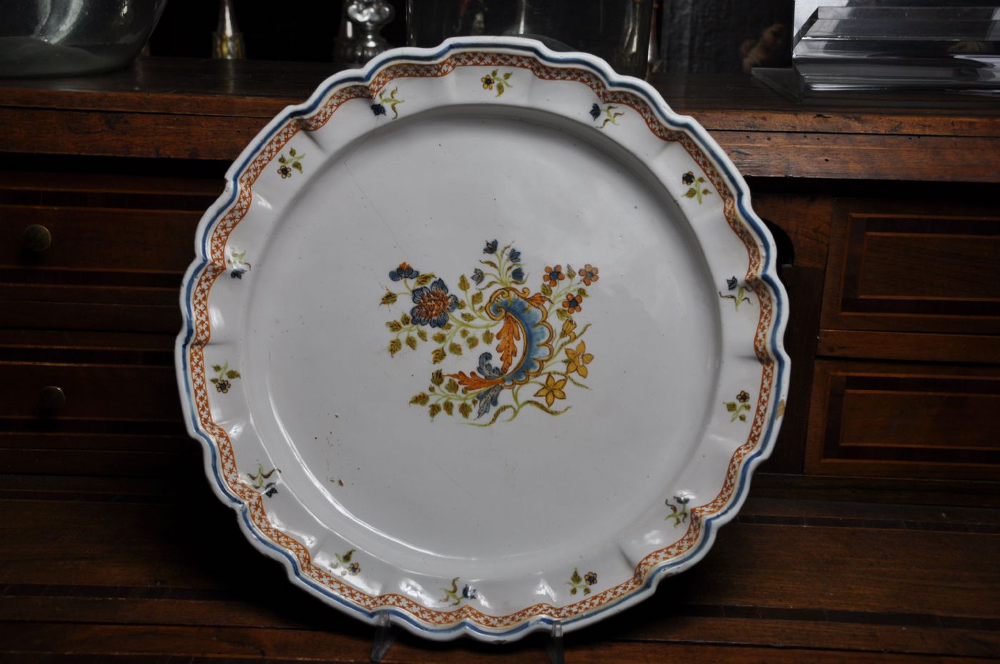 Rare and important Sassuolo plate, Dallari manufacture, with 'tacchiolo' decoration, 18th century.