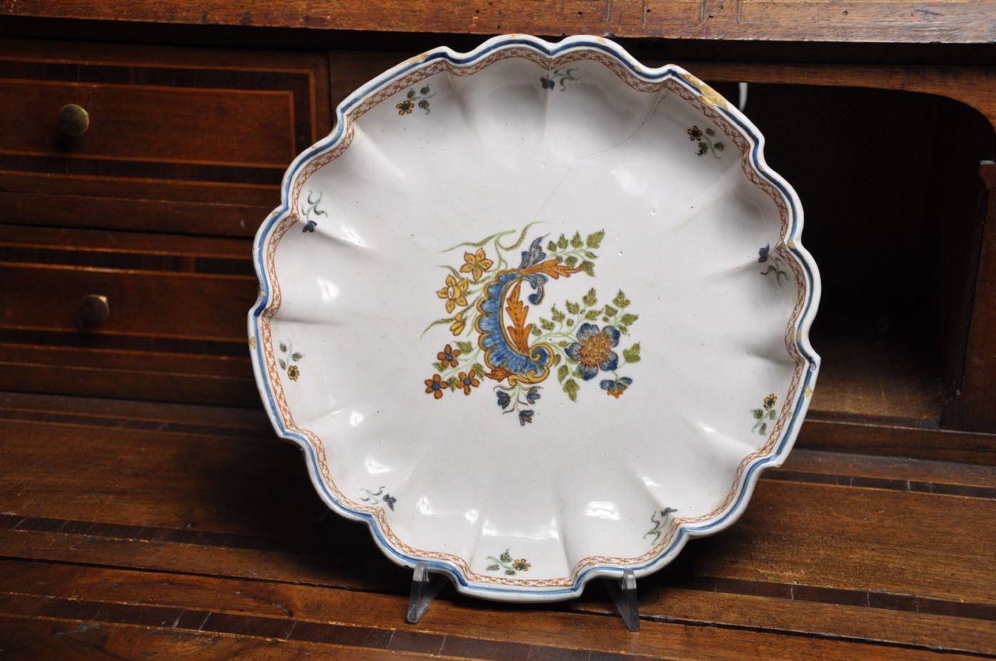 Rare and important Sassuolo scalloped bowl, Dallari manufacture, 'tacchiolo' decoration, 18th century.