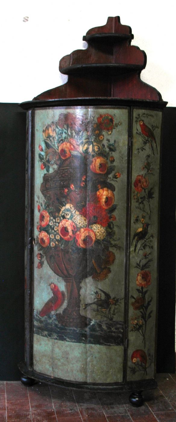 Angolare in legno laccato e decorato a motivi vegetali ed animali. Veneto del nord XVII° sec. cm.50x 50 h. 130
